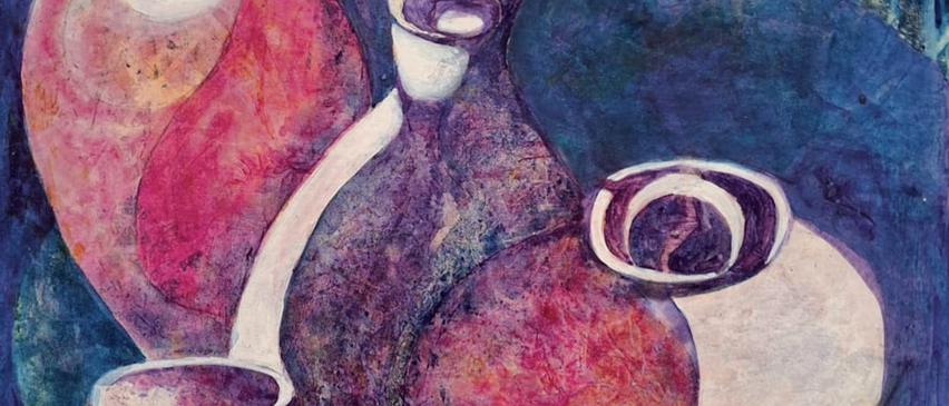 Eine abstrakte Malerei mit vier Vasen unterschiedlicher Größe und Farbe, wobei eine kleinere Tasse im Vordergrund steht, vor einem verschwommenen Hintergrund aus Bäumen und Laub.