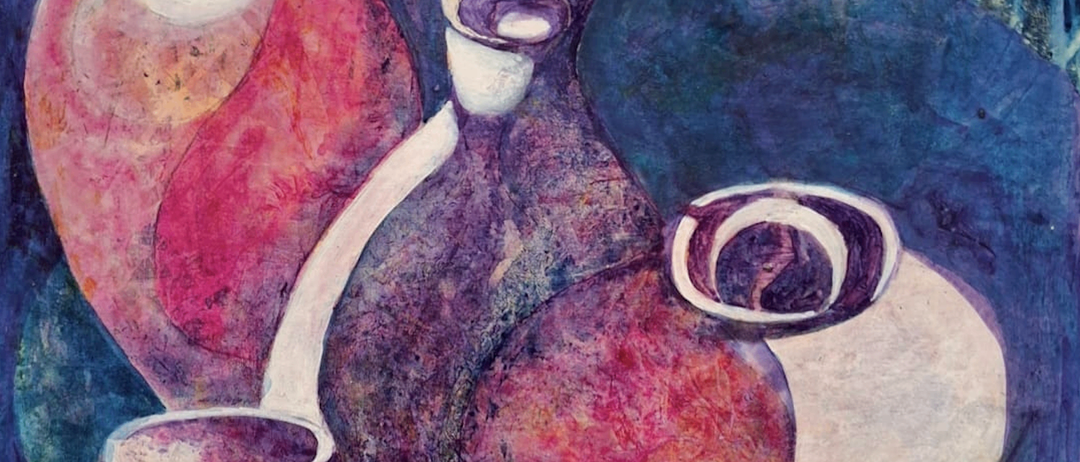 Eine abstrakte Malerei mit vier Vasen unterschiedlicher Größe und Farbe, wobei eine kleinere Tasse im Vordergrund steht, vor einem verschwommenen Hintergrund aus Bäumen und Laub.