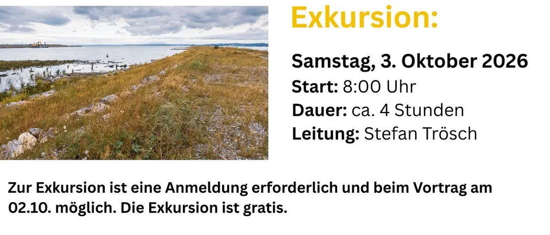 Eine Landschaft mit einem Grasfeld und einem schmalen Pfad, der zu einem Gewässer führt. Der Himmel ist bewölkt und das Wasser ist ruhig.
