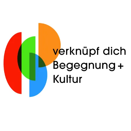 Ein Logo mit dem Text 'verknupf dich Begegnung + Kultur' ist dargestellt. Das Logo zeigt drei sich überschneidende Kreise in Rot, Blau und Grün. Es ist auf einem weißen Hintergrund.