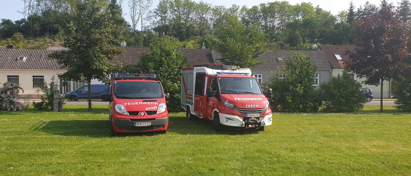 Bild enthält, Transportation, Vehicle, Truck, Fire Station, Fire Truck, Car, Moving Van, Van