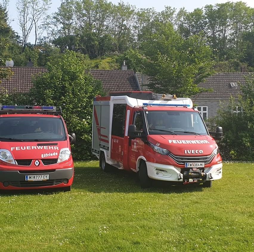 Bild enthält, Transportation, Vehicle, Truck, Fire Station, Fire Truck, Car, Moving Van, Van