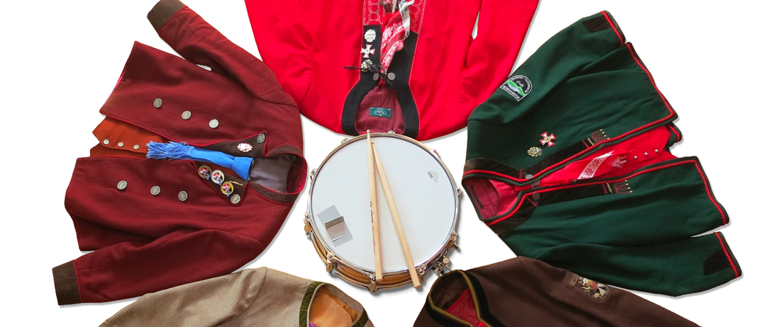 Bild enthält, Clothing, Glove, Coat, Accessories, Bag, Handbag, Jacket