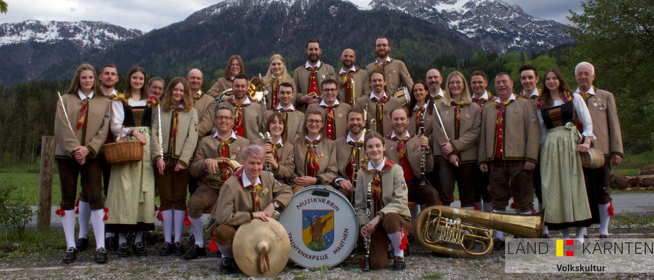 Bild enthält, People, Person, Group Performance, Music Band, Musical Instrument, Horn, Tuba, Coat, Boy, Child