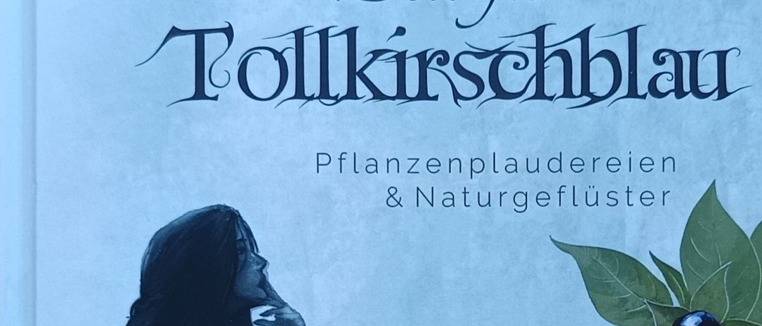 Eine Frau in einem schwarzen Outfit, mit einem Armband, mit dem Kinn auf der Hand, schaut nach rechts. Der Hintergrund ist ein blau getönter Hintergrund mit Text in gotischer Schrift.