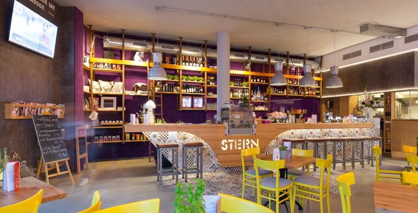 Bild enthält, Indoors, Restaurant, Cafeteria, Chair, Building, Plant, Monitor, Dining Table, Cafe, Bar