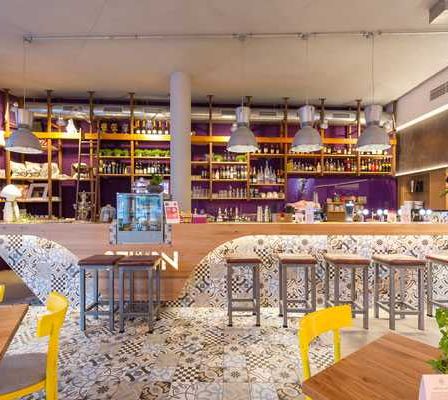 Bild enthält, Indoors, Restaurant, Cafeteria, Interior Design, Bar, Shop, Dining Table