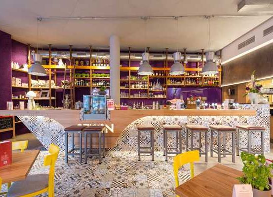 Bild enthält, Indoors, Restaurant, Cafeteria, Interior Design, Bar, Shop, Dining Table