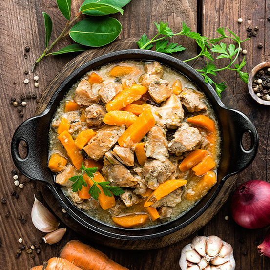 Bild enthält, Food, Meal, Dish, Stew, Cookware, Pot, Cooking Pot, Food Presentation, Apple