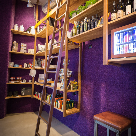Bild enthält, Shelf, Building, Indoors, Interior Design, Floor, Person, Furniture, Pantry