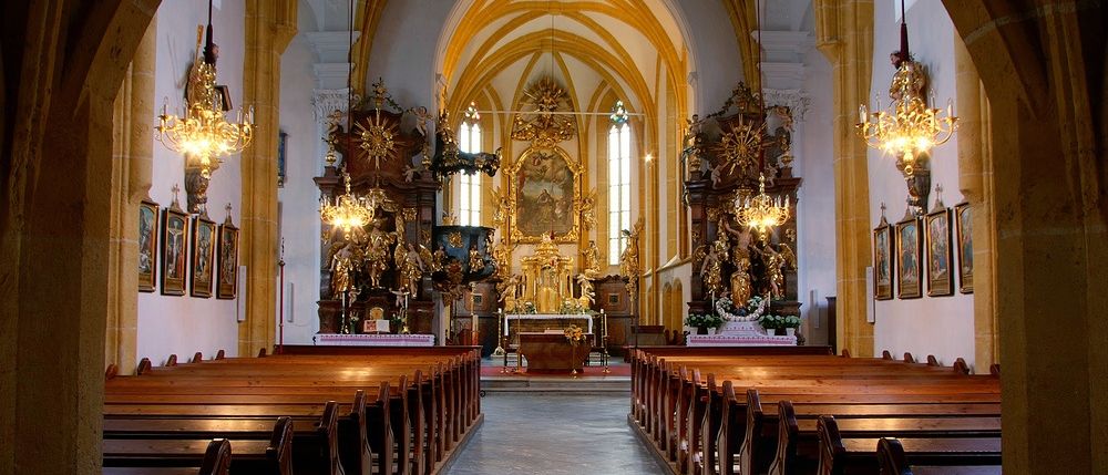 Bild enthält, Indoors, Architecture, Building, Prayer, Chapel, Church, Person, Altar