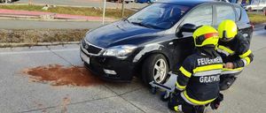 Bild enthält, Helmet, Car, Vehicle, Adult, Male, Man, Person, Wheel