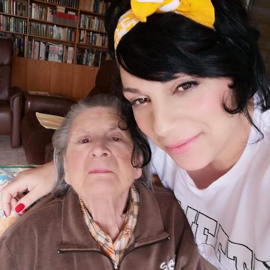 Bild enthält, Head, Person, Photography, Portrait, Couch, Furniture, Book, Library, Publication, People