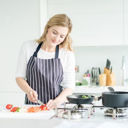 Bild enthält, Blade, Knife, Weapon, Cooking Pot, Cookware, Food, Pot, Person, Cooking, Chopping Board