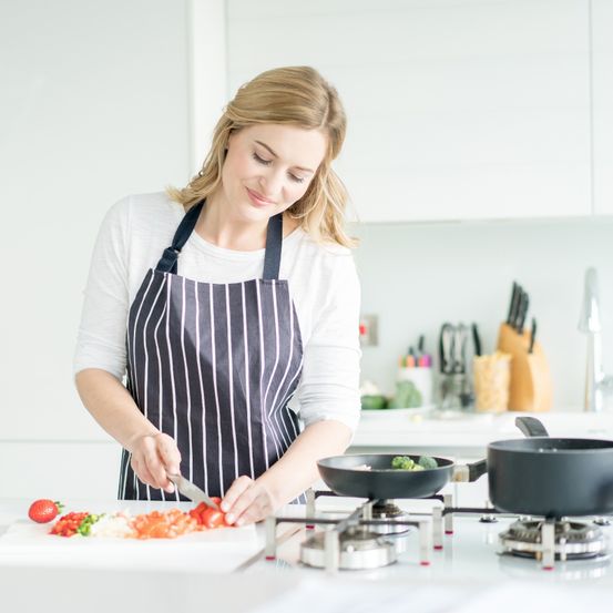 Bild enthält, Blade, Knife, Weapon, Cooking Pot, Cookware, Food, Pot, Person, Cooking, Chopping Board