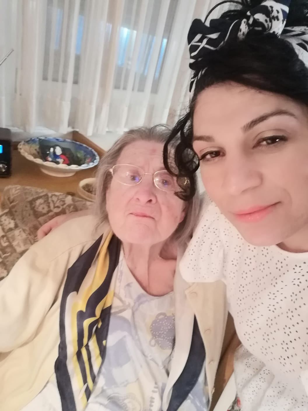 Bild enthält, People, Person, Head, Face, Photobombing, Sad, Selfie