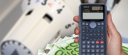 Hand hält einen Taschenrechner über Geldscheine, mit einer Uhr im Hintergrund, die 3:00 Uhr anzeigt.