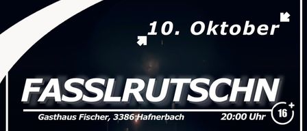 Plakat für eine Veranstaltung im Gasthaus Fischer am 10. Oktober. Ein DJ ist hinter einer DJ-Konsole mit Flaschen in den Regalen zu sehen. Die Zeit ist 20:00 Uhr und die Veranstaltung ist für Personen ab 16 Jahren geeignet.