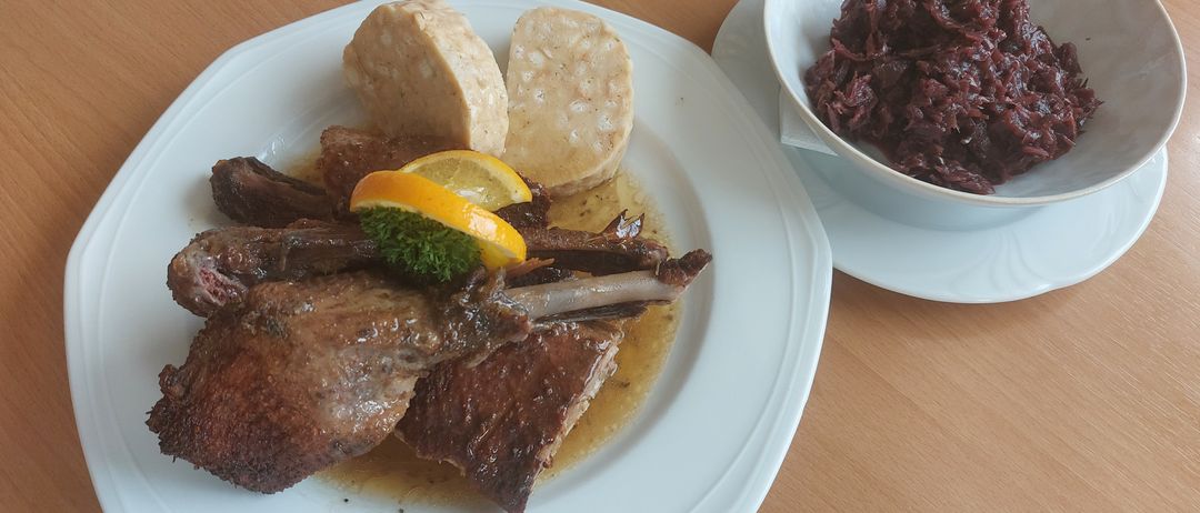 Bild enthält, Food, Food Presentation, Meal, Plate, Bread, Meat, Mutton, Dish, Dessert, Ice Cream