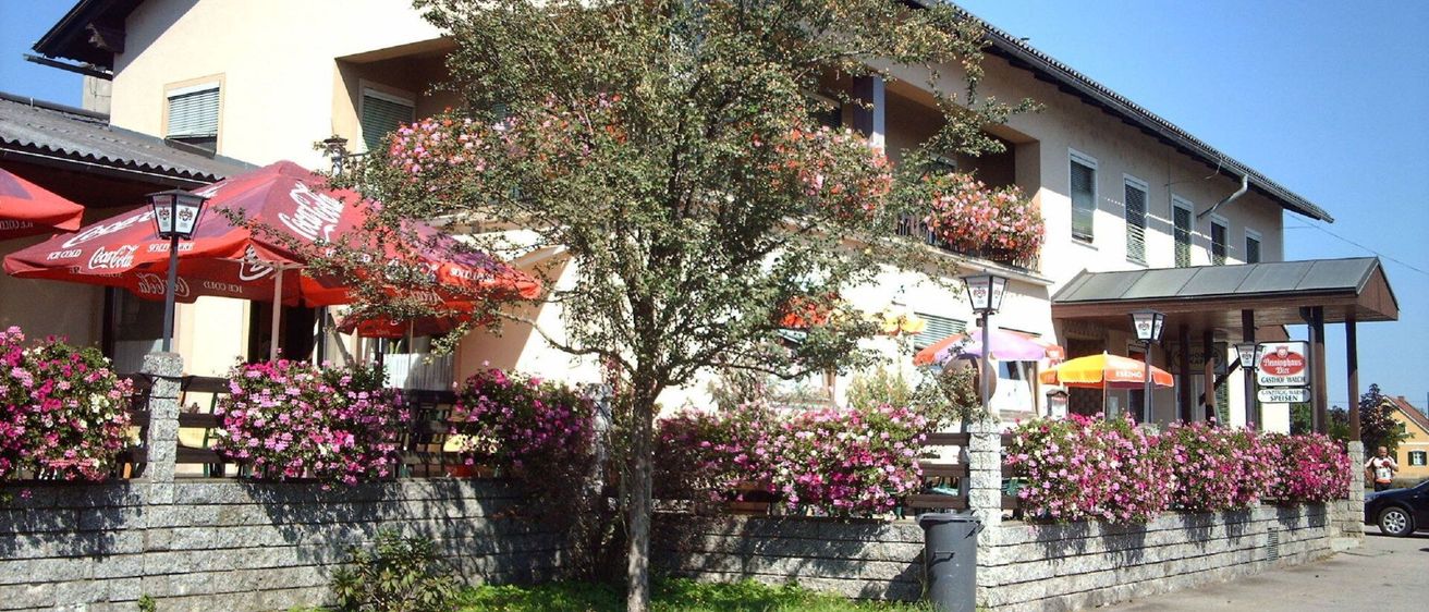 Bild enthält, Building, Housing, Villa, Shelter, Potted Plant, City, Neighborhood, Hotel, Car, Wheel