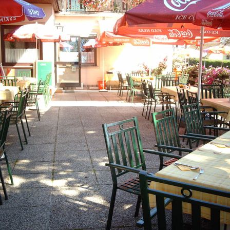 Bild enthält, Indoors, Restaurant, Cafe, Dining Table, Furniture, Table, Cafeteria, Dining Room, Chair, Food Court