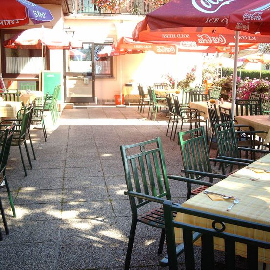 Bild enthält, Indoors, Restaurant, Cafe, Dining Table, Furniture, Table, Cafeteria, Dining Room, Chair, Food Court