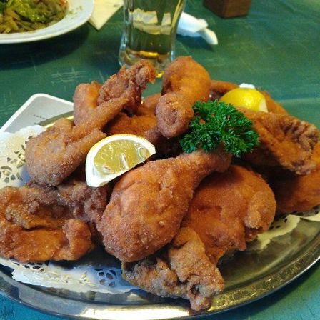 Bild enthält, Food, Fried Chicken, Dish, Meal, Platter, Food Presentation, Plate