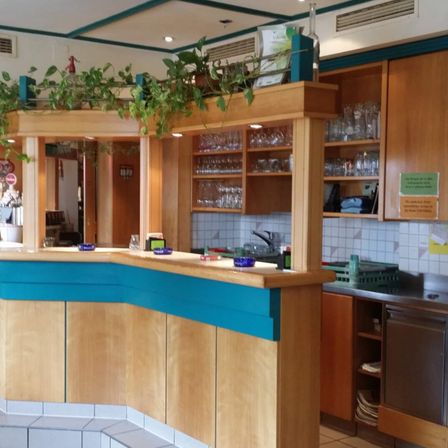 Bild enthält, Indoors, Interior Design, Wood, Furniture, Table, Kitchen, Floor, Plant, Potted Plant, Hardwood