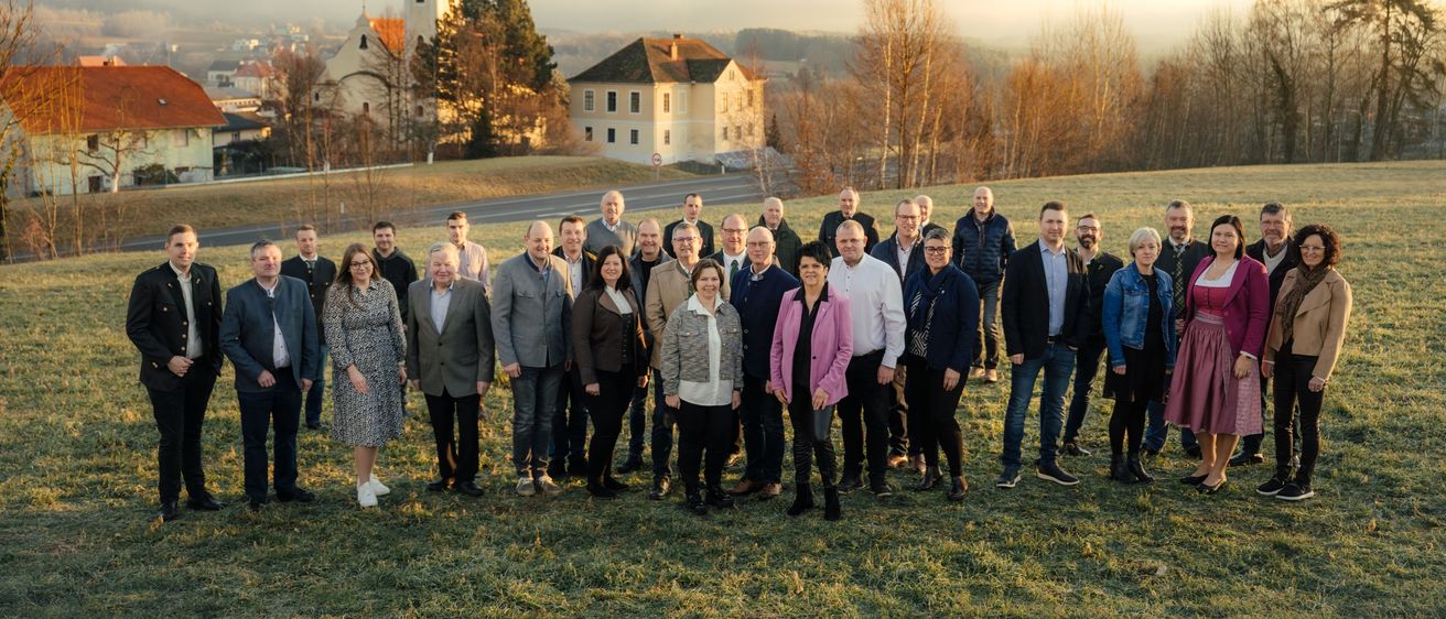 Bild enthält, People, Person, Coat, Spire, Grass, Formal Wear, Suit, Jacket, Groupshot, Outdoors