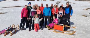 Bild enthält, Person, Child, Female, Girl, Jacket, People, Shoe, Sled, Outdoors, Jeans