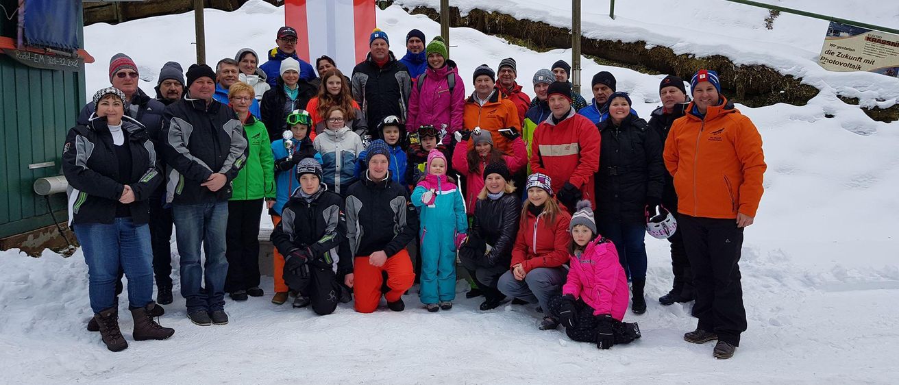 Bild enthält, Outdoors, Shelter, Pants, Coat, Person, Portrait, People, Jacket, Nature, Man