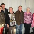 Eine Gruppe von sechs Personen posiert für ein Foto vor einer weißen Wand. Sie alle lächeln und wirken fröhlich.