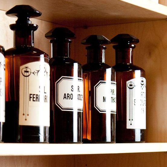 Bild enthält, Shelf, Bottle, Furniture, Alcohol, Beverage, Liquor, Cabinet, Cosmetics, Perfume