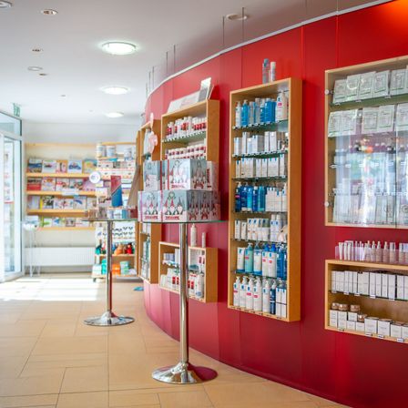 Bild enthält, Shop, Indoors, Person, Architecture, Building, Pharmacy, Market