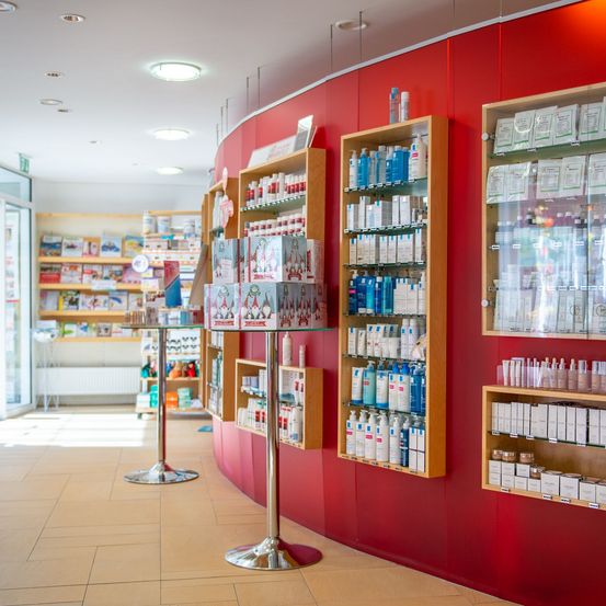 Bild enthält, Shop, Indoors, Person, Architecture, Building, Pharmacy, Market