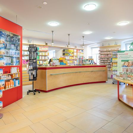 Bild enthält, Shop, Indoors, Person, Pharmacy, Market, Grocery Store, Supermarket, Hardware, Monitor, Screen