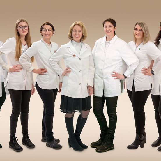 Bild enthält, Coat, Lab Coat, People, Person, Groupshot, Adult, Female, Woman, Male, Man