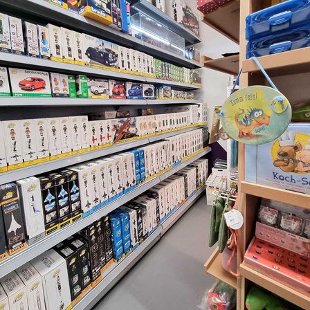 Bild enthält, Indoors, Tape, Shelf, First Aid, Car, Furniture, Shop, Bookcase