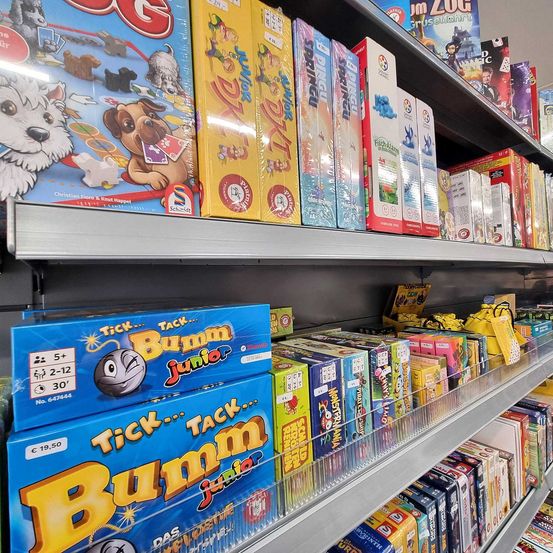 Bild enthält, Sweets, Indoors, Shop, Person, Cat