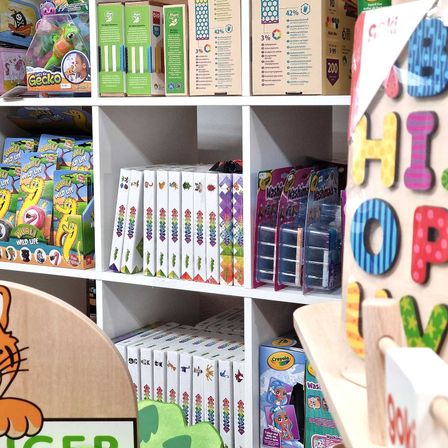 Bild enthält, Furniture, Text, Person, Indoors, Bookcase, Number, Symbol, Tape, Cat