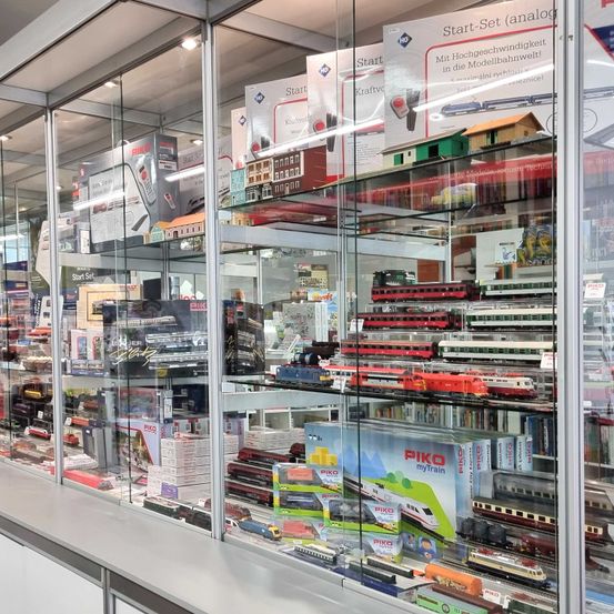 Bild enthält, Indoors, Shop, Market, Grocery Store, Supermarket, Person, Checkout Counter