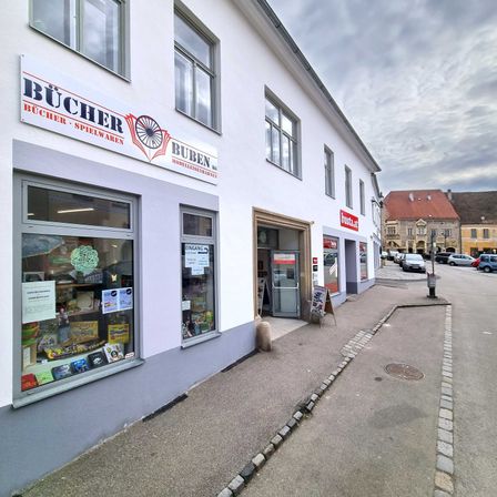 Bild enthält, City, Road, Street, Urban, Neighborhood, Car, Shop, Path