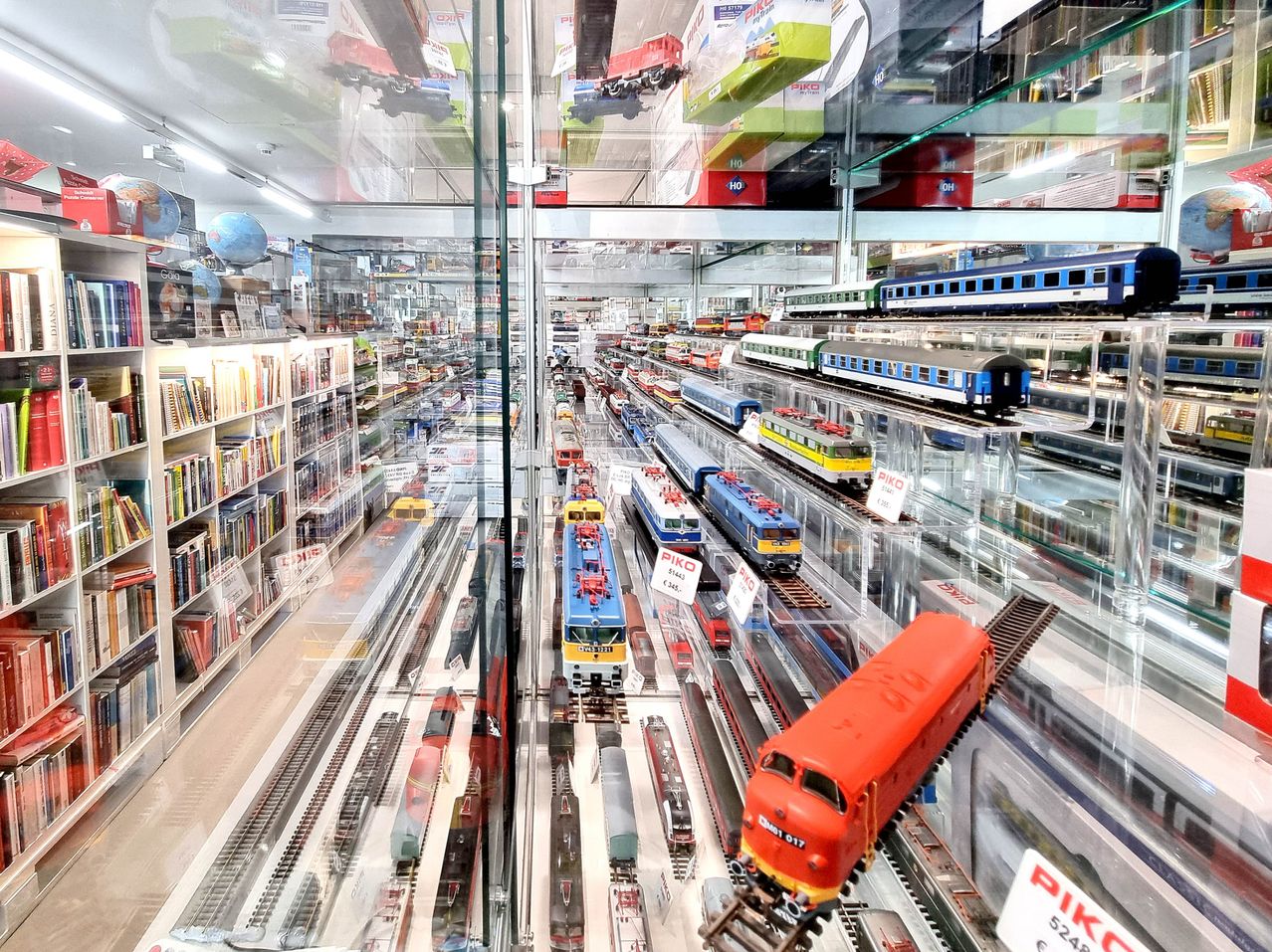 Bild enthält, Indoors, Shop, Architecture, Building, Train, Vehicle, Market, Grocery Store, Supermarket, Car