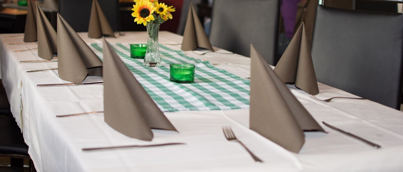 Bild enthält, Flower, Flower Arrangement, Table, Tablecloth, Dining Table, Flower Bouquet, Lamp, Restaurant, Tabletop, Person