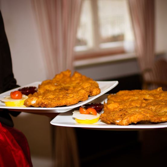 Bild enthält, Food, Meal, Adult, Female, Person, Woman, Food Presentation, Plate