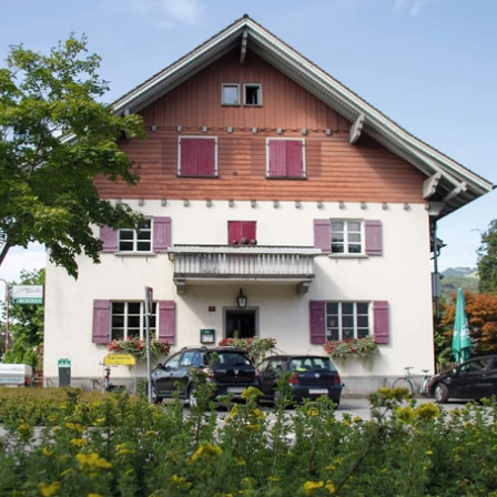 Bild enthält, Car, Transportation, Vehicle, Building, Housing, Machine, Wheel, House, Bicycle, Outdoors