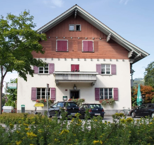 Bild enthält, Car, Transportation, Vehicle, Building, Housing, Machine, Wheel, House, Bicycle, Outdoors