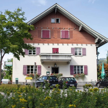 Bild enthält, Car, Transportation, Vehicle, Building, Housing, House, Machine, Wheel, Bicycle, Outdoors