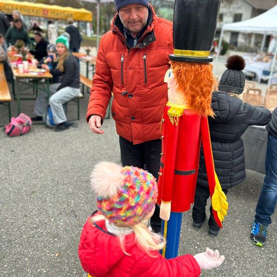 Bild enthält, Adult, Female, Person, Woman, Child, Girl, Jacket, Handbag, Hat, Shoe