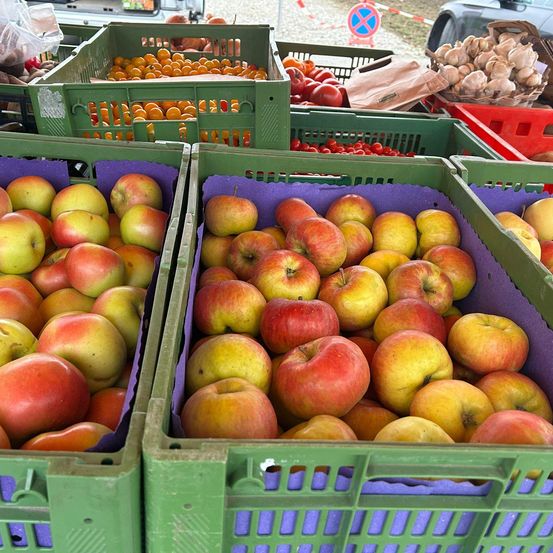 Bild enthält, Food, Fruit, Plant, Produce, Apple, Car, Transportation, Vehicle, Box, Market